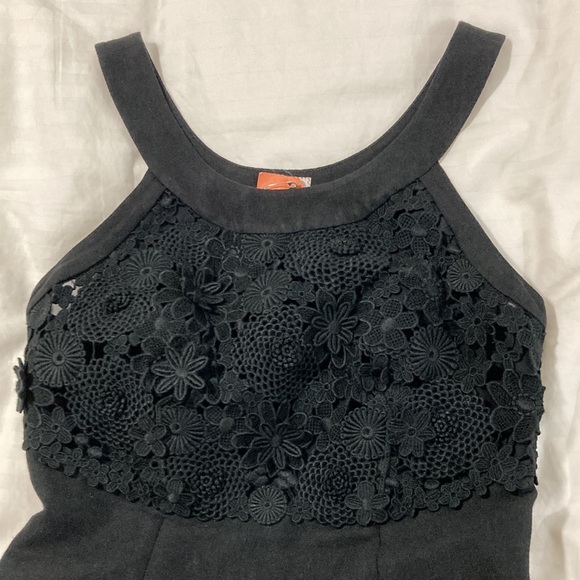 Gorgeous black dress with floral appliqués on bodice - Picture 5 of 7